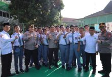 Kapolda Banten, Irjen Pol Hengki bersama pelajar MAN 2 Kota Serang. Foto: Antara