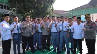 Kapolda Banten, Irjen Pol Hengki bersama pelajar MAN 2 Kota Serang. Foto: Antara