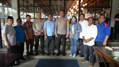 Kapolda Banten, Irjen Pol Suyudi Ario Seto bersama pengurus Serikat Buruh da Pekerja. Foto: Budi Wahyu Iskandar