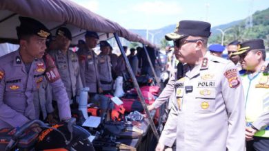Kapolda Banten, Irjen Pol Hengki mencek kesiapan pos penyekatan dan pengamanan di Cilegon. Foto Daeng Yusvin