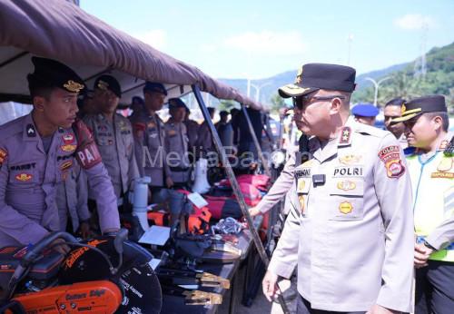 Kapolda Banten, Irjen Pol Hengki mencek kesiapan pos penyekatan dan pengamanan di Cilegon. Foto Daeng Yusvin