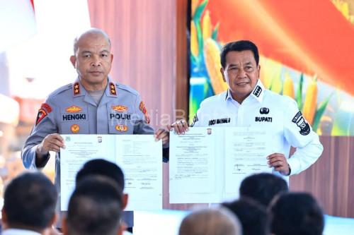 Penandatanganan kerjasama Kapolda Banten, Irjen Pol Hengki dan Bupati Tangerang Moch Rudy Maesyal. Foto: antara