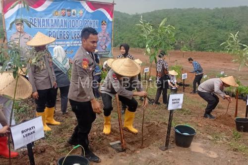 Kapolda Banten,Irjen Pol Hengki lakukan gerakan menanam pohon di Desa Sangiang Tanjug, Lebak. Foto Antara