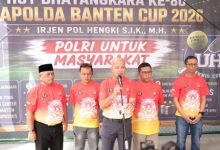 Kapolda Banten, Irjen Pol Hengki dan Gubernur Banten, Andra Soni dalam Turnamen Tenis Lapangan. Foto Daeng Yusvin