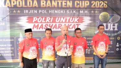 Kapolda Banten, Irjen Pol Hengki dan Gubernur Banten, Andra Soni dalam Turnamen Tenis Lapangan. Foto Daeng Yusvin
