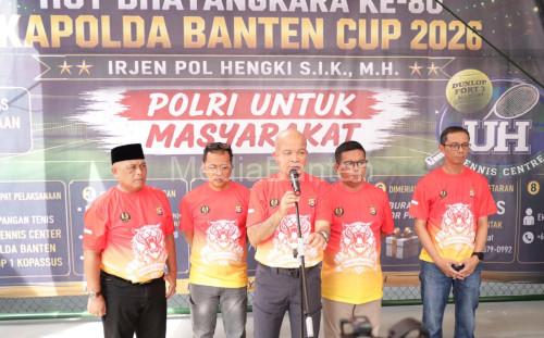 Kapolda Banten, Irjen Pol Hengki dan Gubernur Banten, Andra Soni dalam Turnamen Tenis Lapangan. Foto Daeng Yusvin
