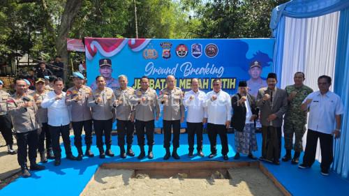Peletakan batu pertama pembangunan Jembatan Merah Putih Presisi di Desa Pasir Buyut, Kabupaten Serang. Foto Yono