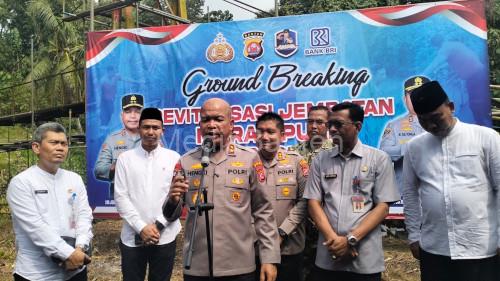 Kapolda Banten, Irjen Pol Hengki didampingi Kapolres Cielgon AKBP Martua Raja Taripar Laut Silitonga Grounbreaking JMPP. Foto Daeng Yusvin