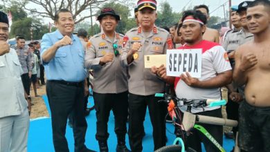 Kapolda Banten, Irjen Pol Hengki dan Kapolres Serang, AKBP Andri Kurniawan menghadiri pesta rakyat di Undar-andir, Kabupaten Serang. Foto Yono