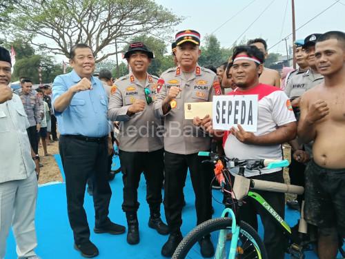 Kapolda Banten, Irjen Pol Hengki dan Kapolres Serang, AKBP Andri Kurniawan menghadiri pesta rakyat di Undar-andir, Kabupaten Serang. Foto Yono