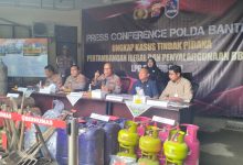 Kapolda Banten, Irjen Pol Hengki menggelar konferensi pers penyalagunaan BBM dan LPG. Foto Daeng Yusvin