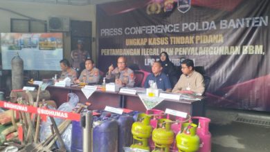 Kapolda Banten, Irjen Pol Hengki menggelar konferensi pers penyalagunaan BBM dan LPG. Foto Daeng Yusvin
