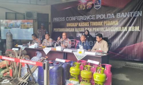 Kapolda Banten, Irjen Pol Hengki menggelar konferensi pers penyalagunaan BBM dan LPG. Foto Daeng Yusvin