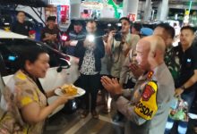 Ibu Reva, pemudik tujuan Padang dapat kejutan ucapan selamat Ultah dari Kapolda Banten. Foto Daeng Yusvin