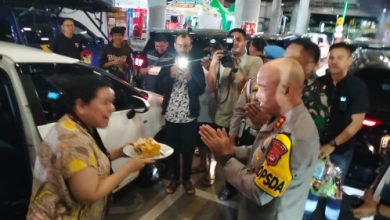 Ibu Reva, pemudik tujuan Padang dapat kejutan ucapan selamat Ultah dari Kapolda Banten. Foto Daeng Yusvin