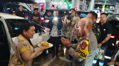 Ibu Reva, pemudik tujuan Padang dapat kejutan ucapan selamat Ultah dari Kapolda Banten. Foto Daeng Yusvin