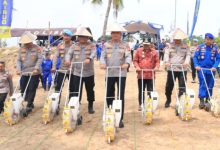 Kapolda Banten, Irjen Pol Hengki melakukan penanaman jagung. Foto Daeng Yusvin