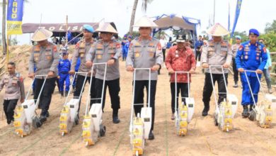 Kapolda Banten, Irjen Pol Hengki melakukan penanaman jagung. Foto Daeng Yusvin