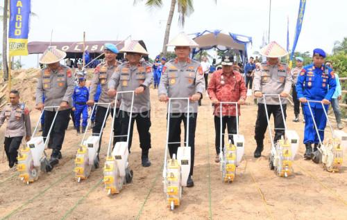 Kapolda Banten, Irjen Pol Hengki melakukan penanaman jagung. Foto Daeng Yusvin