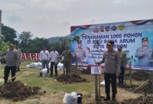 Kapolda Banten, Irjen Pol Hengki melakukan penanaman pohon di Situ Rawa Arum. Foto Daeng Yusvin