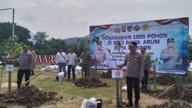 Kapolda Banten, Irjen Pol Hengki melakukan penanaman pohon di Situ Rawa Arum. Foto Daeng Yusvin