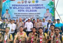 Polda Banten melakukan penanaman pohon mangrove Foto Daeng Yusvin