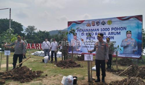 Kapolda Banten, Irjen Pol Hengki melakukan penanaman pohon di Situ Rawa Arum. Foto Daeng Yusvin