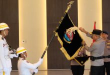 Kapolda Banten, Irjen Pol Hengki melakukan pencucian pataka. Foto Daeng Yusvin