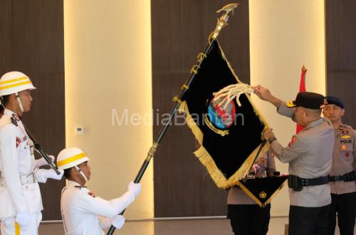 Kapolda Banten, Irjen Pol Hengki melakukan pencucian pataka. Foto Daeng Yusvin
