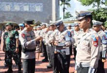 Kapolda Banten, Irjen Pol Henki memeriksa kelengkapan anggota dalam Operasi Zebra Maung. Foto Antara