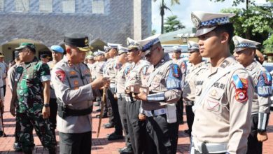Kapolda Banten, Irjen Pol Henki memeriksa kelengkapan anggota dalam Operasi Zebra Maung. Foto Antara