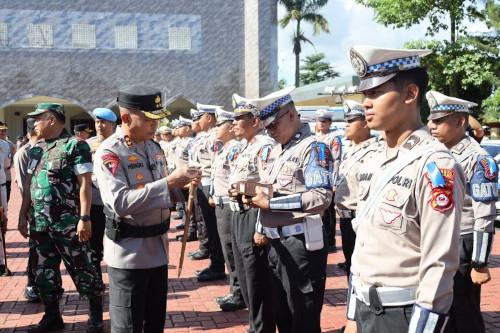 Kapolda Banten, Irjen Pol Henki memeriksa kelengkapan anggota dalam Operasi Zebra Maung. Foto Antara
