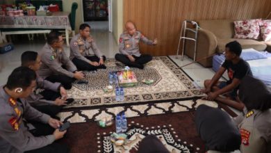 Kapolda Banten, Irjen Pol Hengki mengunjungi personel sakit. Foto Daeng Yusvin