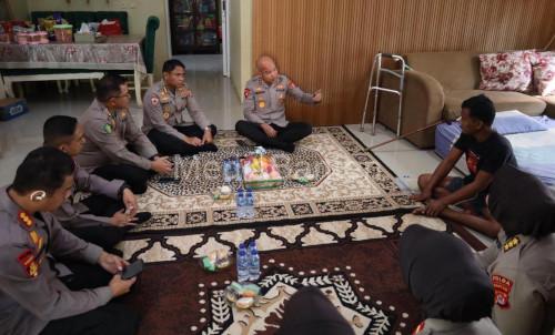 Kapolda Banten, Irjen Pol Hengki mengunjungi personel sakit. Foto Daeng Yusvin