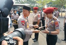 Kapolda Banten, Irjen Pol Hengki menyerahkan pin emas dan perak. Foto Yono
