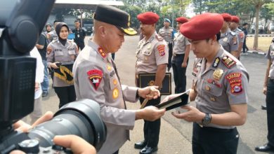 Kapolda Banten, Irjen Pol Hengki menyerahkan pin emas dan perak. Foto Yono
