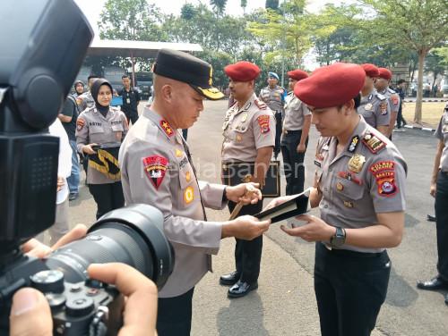 Kapolda Banten, Irjen Pol Hengki menyerahkan pin emas dan perak. Foto Yono