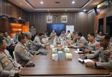 Kapolda Banten, Irjen Pol Hengki memimpin rapat soal pembatasan jam operaisonal angkutan tambang. Foto Daeng Yusvin