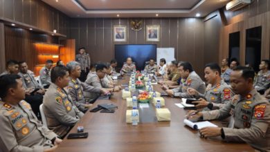 Kapolda Banten, Irjen Pol Hengki memimpin rapat soal pembatasan jam operaisonal angkutan tambang. Foto Daeng Yusvin