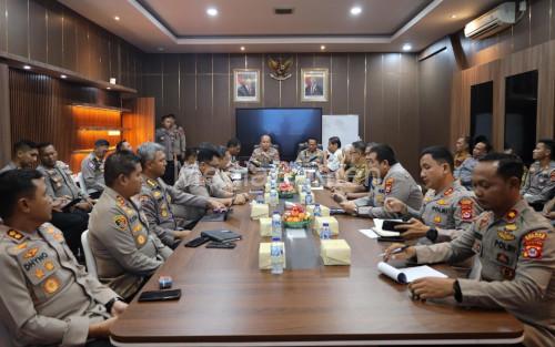 Kapolda Banten, Irjen Pol Hengki memimpin rapat soal pembatasan jam operaisonal angkutan tambang. Foto Daeng Yusvin