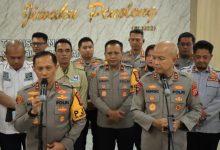 Kapolda Banten, Irjen Pol Hengki dan Kapolres Cilegon, AKBP Martua Raja Taripar Laut Silitongan hadir dalam rapat pengamanan arus mudik dan balik Lebaran di Polda Lampung. Foto Daeng Yusvin