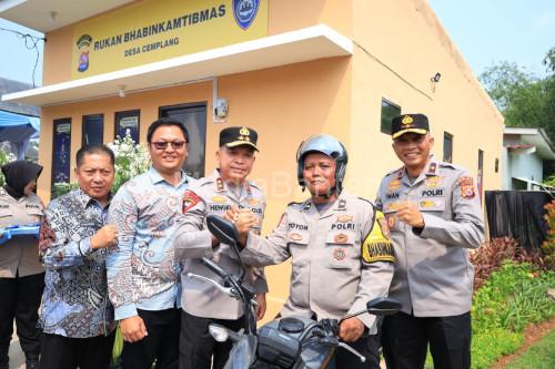 Kapolda Banten, Irjen Pol Hengki meresmikan Rumah Kantor Bhabinkamtibmas di Citeras. Foto Yono