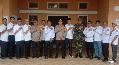Kapolda Banten, Irjen Pol Abdul Karim saat bakti sosial di Kragilan. Foto: Yono