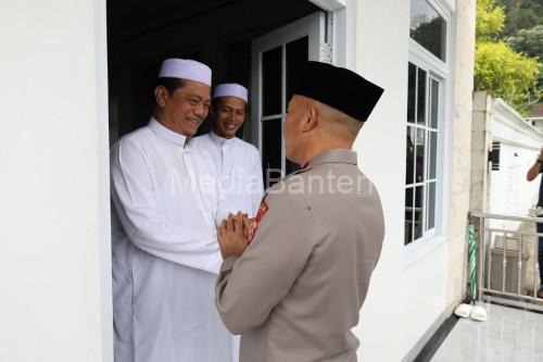 Kapolda Banten, Brigjen Hengki bersilaturahmi ke salah tokoh agama di Lebak. Foto: Antara