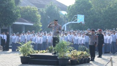 Kapolda Banten, Brigjen Pol Hengki dalam upacara di SMAN 2 Kota Serang. Foto: Antara