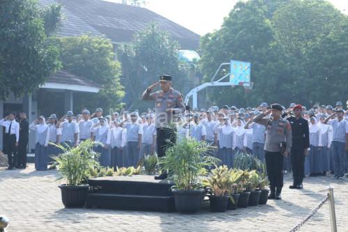 Kapolda Banten, Brigjen Pol Hengki dalam upacara di SMAN 2 Kota Serang. Foto: Antara