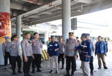 Kapolda Banten, Irjen Pol Hengki mecek kesiapan Operasi Ketupat Maung di Pelabuhan Merak. Foto Daeng Yusvin