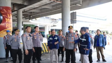 Kapolda Banten, Irjen Pol Hengki mecek kesiapan Operasi Ketupat Maung di Pelabuhan Merak. Foto Daeng Yusvin