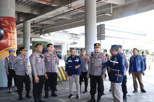 Kapolda Banten, Irjen Pol Hengki mecek kesiapan Operasi Ketupat Maung di Pelabuhan Merak. Foto Daeng Yusvin