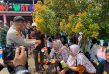 Kapolres Serang, AKBP Andri Kurniawan menyapa wisatawan di Binuang Water Park. Foto Yono
